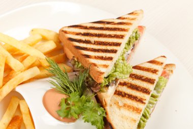 sandviç Fransız patates kızartması ile