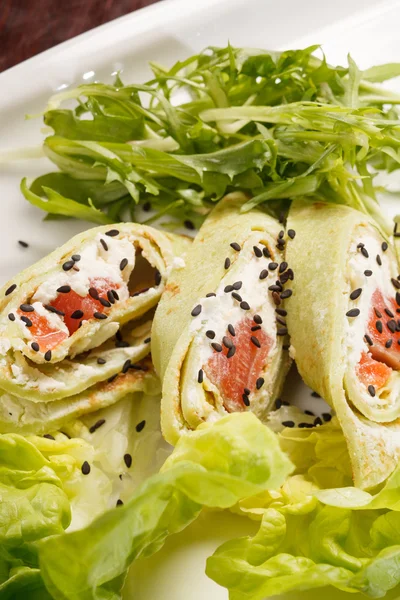 Sabroso aperitivo con salmón y queso —  Fotos de Stock