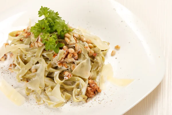 Pasta con queso crema y nueces de cedro — Foto de Stock