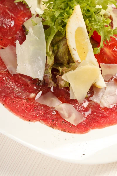 Carpaccio de carne com queijo parmesão — Fotografia de Stock