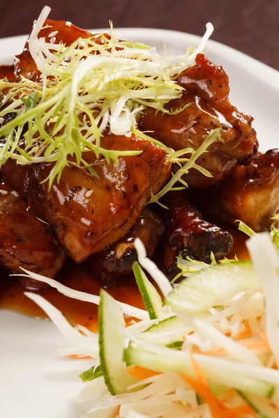 Costillas a la parrilla con ensalada —  Fotos de Stock