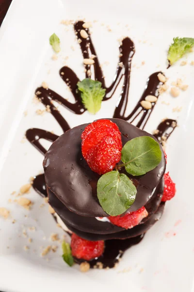 Schokoladendessert mit Erdbeere — Stockfoto