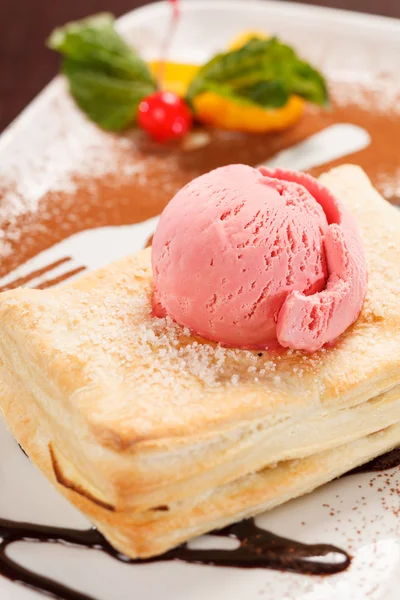 Puff pastry with ice cream — Stock Photo, Image