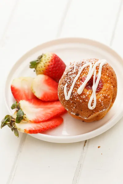 Muffin with strawberry — Stock Photo, Image