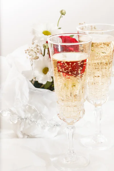 Champán con flores de boda —  Fotos de Stock