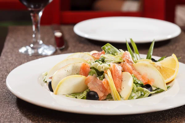 Salada com salmão — Fotografia de Stock