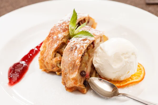 Apple strudel — Stock Photo, Image