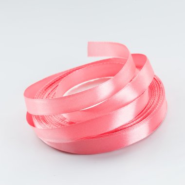 Teyp beyaz arka plan üzerinde renkli flamalar şerit