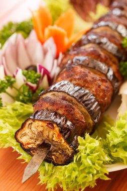 üzerinde şiş kebap