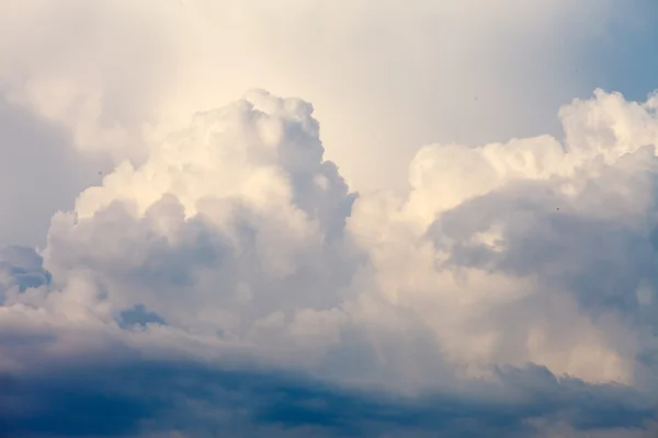 Ciel bleu avec nuages — Photo