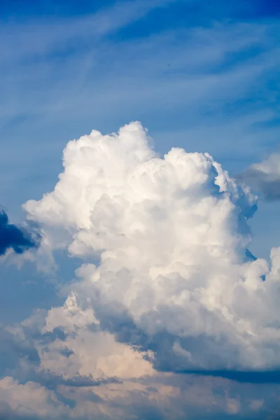 Blå himmel med moln — Stockfoto