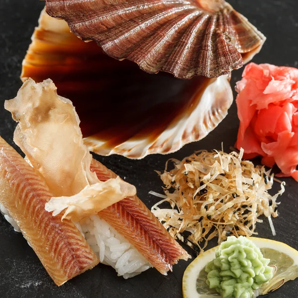 Sushi com molho de soja — Fotografia de Stock