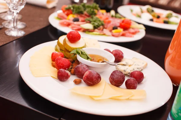 Cheese and fruits — Stock Photo, Image