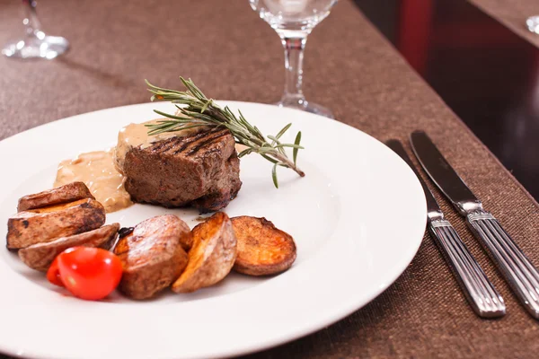 Beef steak with potatoes — Stock Photo, Image