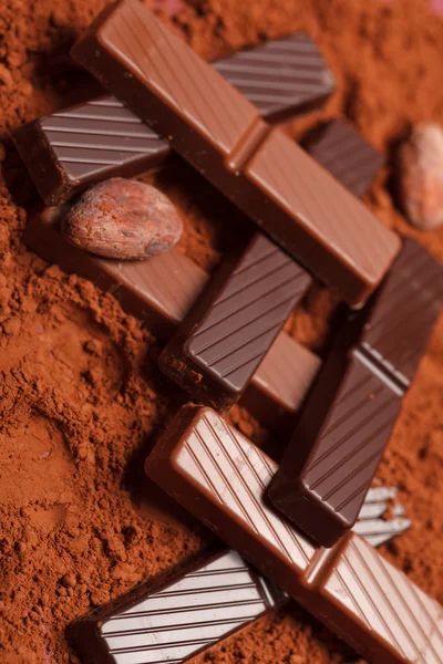 Chocolate con granos de cacao —  Fotos de Stock