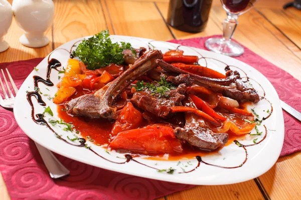 Grilled ribs with vegetables — Stock Photo, Image