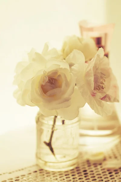 Beyaz gül buketi ile parfüm — Stok fotoğraf