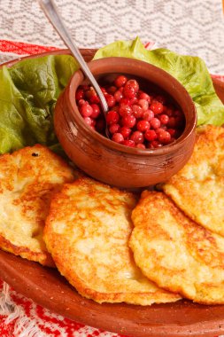 Kızılcık soslu patates pancakes