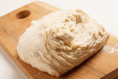 ahşap tahta üzerinde hamur