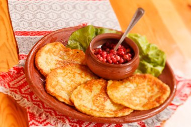 Kızılcık soslu patates pancakes