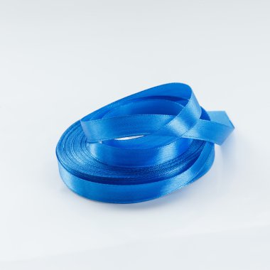 Teyp beyaz arka plan üzerinde renkli flamalar şerit