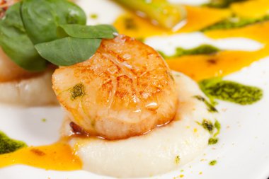 kuşkonmaz ile pişmiş tarak