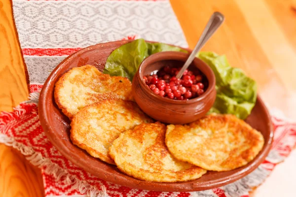 Kartoffelpuffer mit Preiselbeersoße — Stockfoto