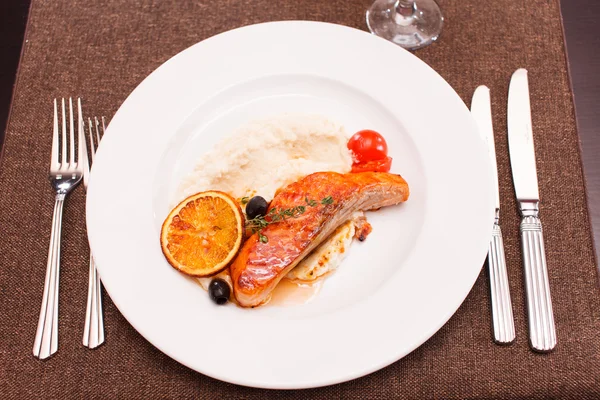 Filete de salmón con patatas — Foto de Stock