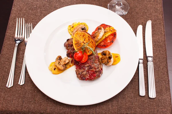 Bife grelhado com batatas — Fotografia de Stock