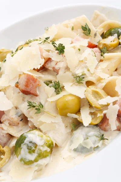 Pasta con pancetta e verdure — Foto Stock