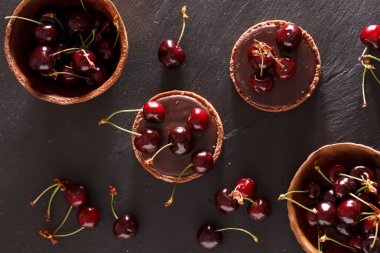 Çikolatalı tart kiraz ile