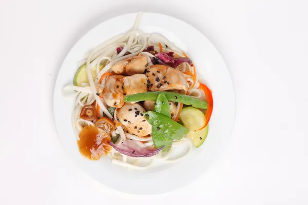 Chicken with vegetables and noodles — Stock Photo, Image