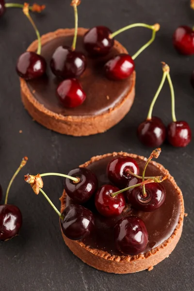 Chocolade taart met cherry — Stockfoto