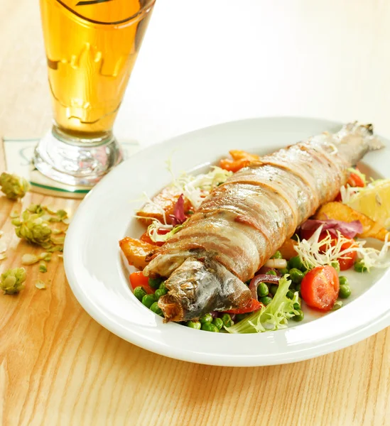 Trout with vegetables and beer — Stock Photo, Image