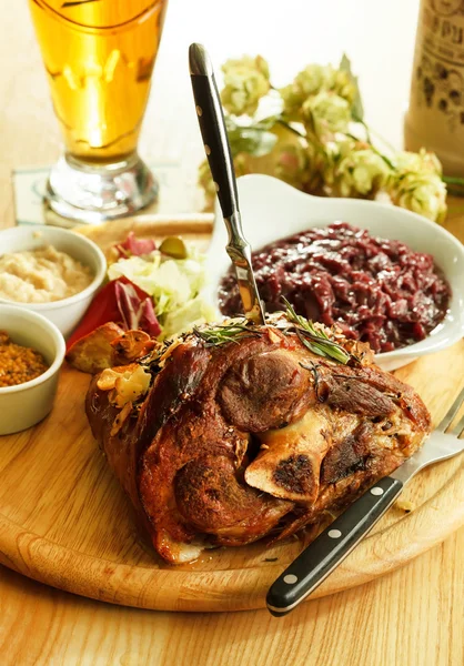 Eisbein with braised cabbage, mashed potato, and beer — Stock Photo, Image