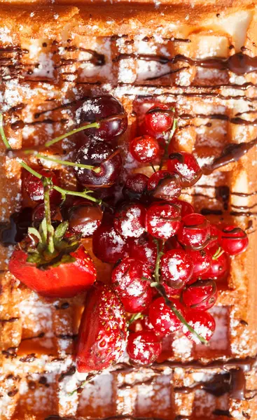 Belgische wafels met fruit — Stockfoto