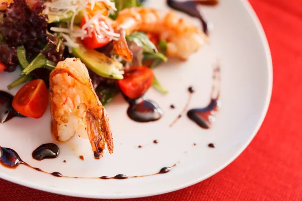 Salad with shrimps — Stock Photo, Image