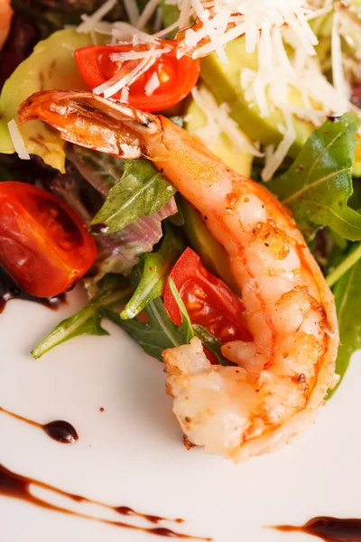 Salad with shrimps — Stock Photo, Image