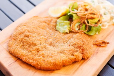 şnitzel ile salata