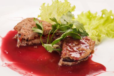 Kızılcık soslu biftek.