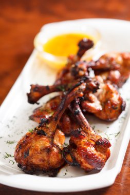 Soslu tavuk kanadı.