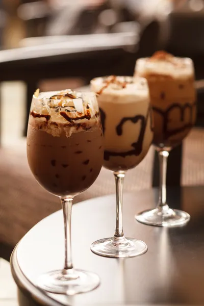 Café glacé frais froid avec chocolat en gros plan — Photo