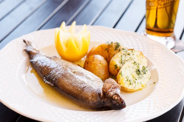 Fish with potatoes — Stock Photo, Image