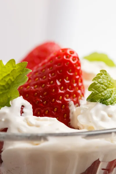 Strawberries with cream — Stock Photo, Image