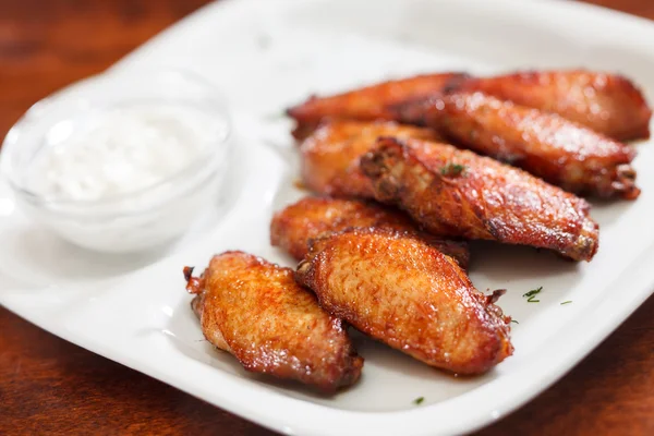 Kippenvleugels met saus — Stockfoto