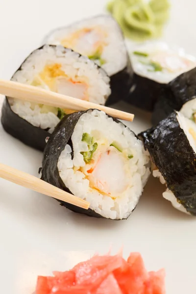 Sushi con palillos — Foto de Stock