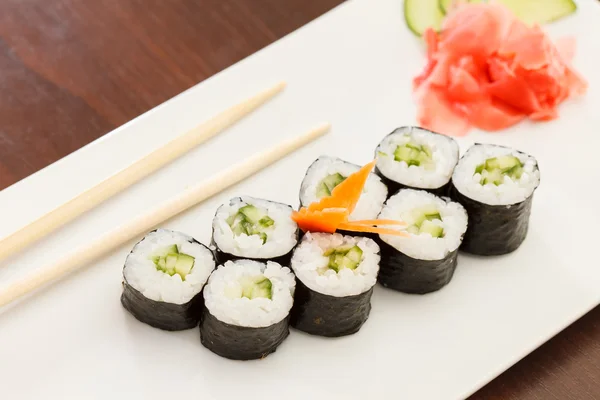 Sushi mit Stäbchen — Stockfoto