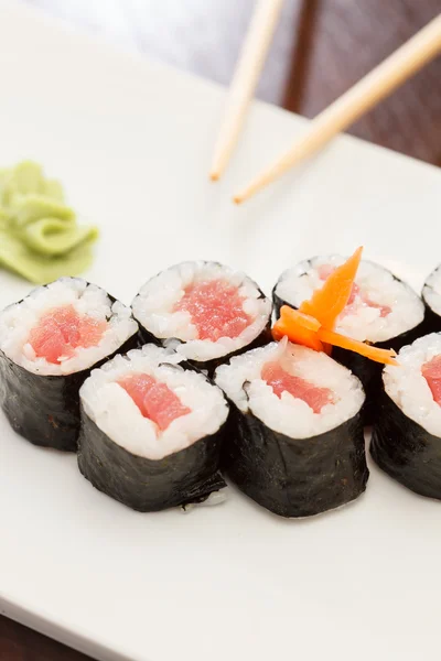 Sushi mit Stäbchen — Stockfoto