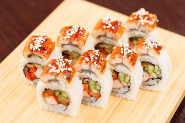 suşi ile yılan balığı