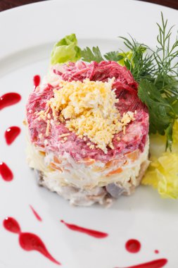 Rus ringa balığı salatası